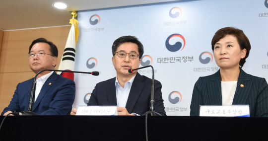 6일 서울종합청사에서 열린 종합부동산세 개편방안 발표 관계부처 합동브리핑에 참석한 김동연 경제부총리 겸 기획재정부 장관(가운데)이 모두 발언을 하고 있다. 기재부 제공